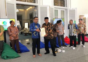 Pada Gelar Acara Tepas Jabar, Kepala SMKN Rajapolah Terima Penghargaan Speed Read