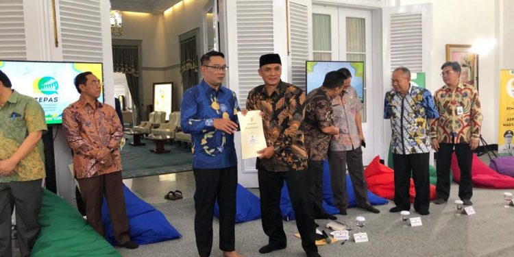 Pada Gelar Acara Tepas Jabar, Kepala SMKN Rajapolah Terima Penghargaan Speed Read