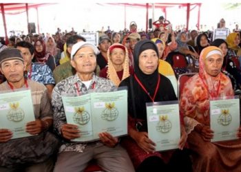 Menteri ATR/BPN RI Bagikan Sertifikat Tanah Warga Subang di Pusakanagara