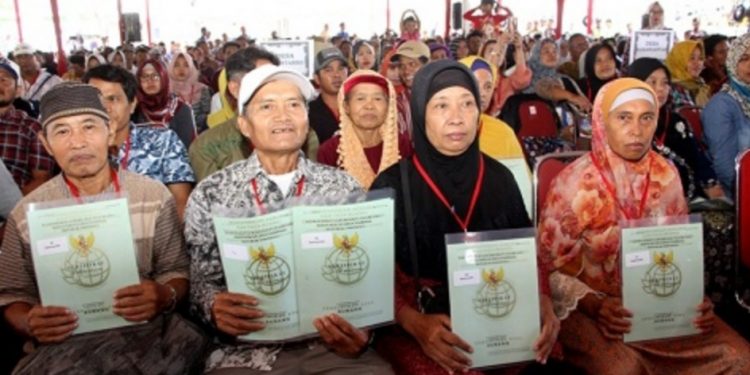 Menteri ATR/BPN RI Bagikan Sertifikat Tanah Warga Subang di Pusakanagara