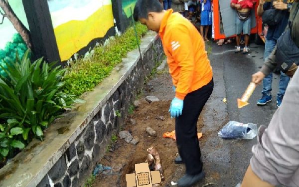 Anak Perempuan Hilang Itu Ditemukan Tewas Dalam Gorong-gorong Depan Sekolahnya
