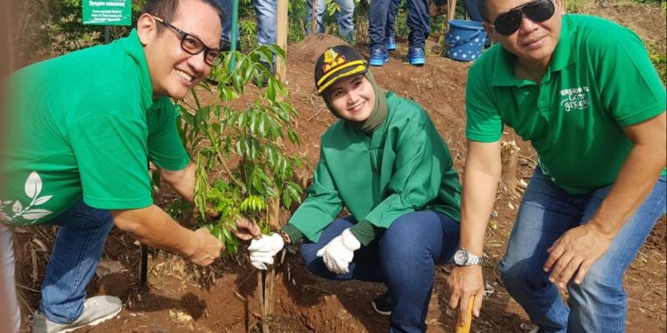 Dukung Zona Hijau Kabupaten Bekasi, Kajari Mahayu Dian Ikut Tanam Pohon