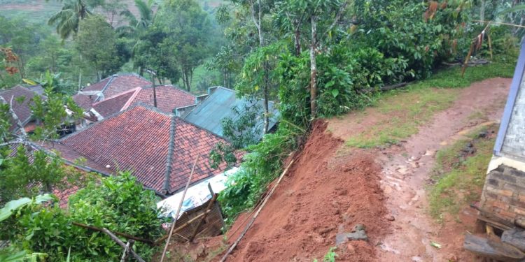 Jalan Desa Sukabakti – Parumasan Kecamatan Sodonghilir Tasikmalaya Tertutup Tanah Longsor