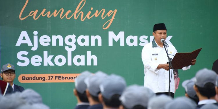 Pemprov Jabar Luncurkan Program Ajengan Masuk Sekolah