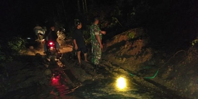 Hujan Deras Picu Bencana Longsor Akibatkan Badan Jalan di Desa Cayur Cikatomas Tertimbun Tanah