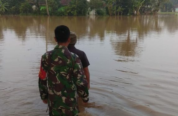 Koramil 1206/Pagerageung Bersama BPBD Sigap Tangani Banjir Sukaresik