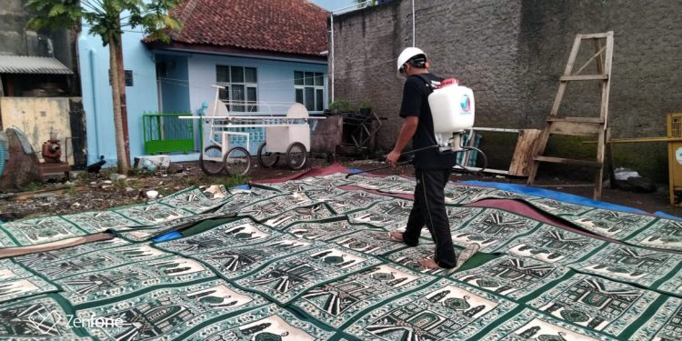 Tangkal Covid-19, Yayasan Setara Indonesia Semprotkan Disinfektan Ke Beberapa Mesjid