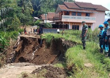 Longsor Jayaratu Sariwangi Tasikmalaya Menutup Akses Peuteuyjaya-Cilimbung
