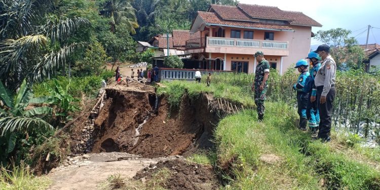 Longsor Jayaratu Sariwangi Tasikmalaya Menutup Akses Peuteuyjaya-Cilimbung