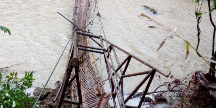 Jembatan Gantung Penghubung Desa Cikaso Ambruk