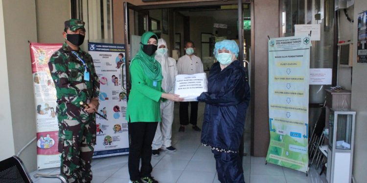 Sikap Peduli Penyebaran Covid-19, Dandim 0612/Tsm Bersama Persit KCK Cabang XXIII Dim 0612/Tsm Bagikan Masker dan APD Bagi Petugas Medis