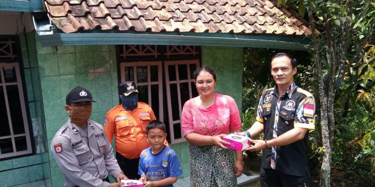 Bangkitkan Kesadaran Cegah Penularan Corona, Gugus Tugas Pancatengah Tasikmalaya Gelar Aksi Bagi-bagi Masker Gratis