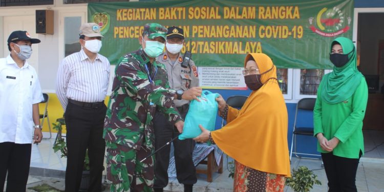 Kodim 0612/Tasikmalaya Bersama Persit KCK Cabang XXIII Dim 0612/Tasikmalaya Gelar Baksos Sigap Covid-19