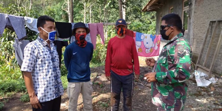 Cegah Covid-19, Babinsa Desa Cikondang Laksanakan Komsos