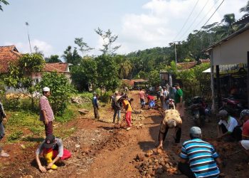 Pandemi Covid -19 Tidak Menyurutkan Semangat Warga Gotong Royong Membenahi Jalan Kabupaten,  Pihak Pemkab Kemana?