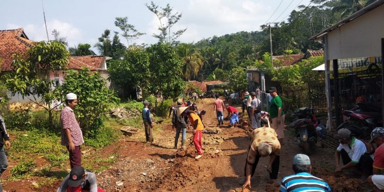 Pandemi Covid -19 Tidak Menyurutkan Semangat Warga Gotong Royong Membenahi Jalan Kabupaten,  Pihak Pemkab Kemana?