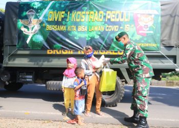 Peduli Warga Ditengah Pandemi Covid-19, Brigif  Raider 13/1 Kostrad Bagikan Paket Sembako