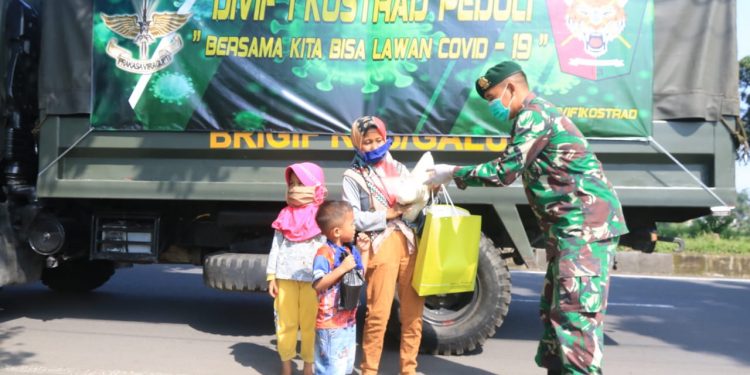 Peduli Warga Ditengah Pandemi Covid-19, Brigif  Raider 13/1 Kostrad Bagikan Paket Sembako