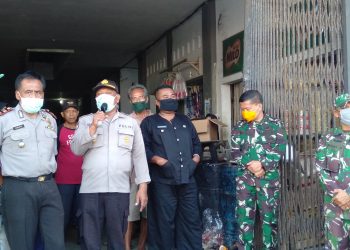 Upaya Memutus Mata Rantai Penularan Virus Corona, Muspika Kecamatan Cineam Bagikan Masker Dipasar Cineam