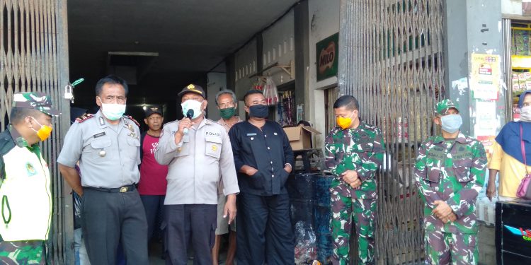 Upaya Memutus Mata Rantai Penularan Virus Corona, Muspika Kecamatan Cineam Bagikan Masker Dipasar Cineam
