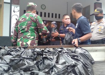 Peduli Dampak Covid-19, Polsek Karangjaya Bersama Muspika Salurkan 300 Paket Sembako