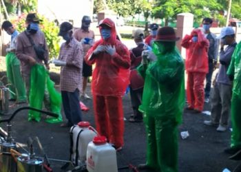 TANGGAP COVID-19 APARAT DAN WARGA DESA KAWALI CIAMIS SEMPROTKAN DISINFEKTAN DI PEMUKIMAN WARGA
