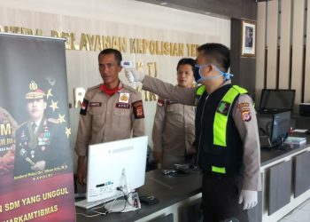 Masuk Mako Polres Tasikmalaya Siap Dichek Suhu Tubuh dan Disemprot Cairan Disinfektan