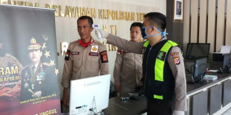 Masuk Mako Polres Tasikmalaya Siap Dichek Suhu Tubuh dan Disemprot Cairan Disinfektan