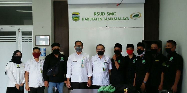 PC Pagarnusa Kabupaten Tasikmalaya Bagi-bagi Masker Geratis Kepada Pengunjung RSUD SMC