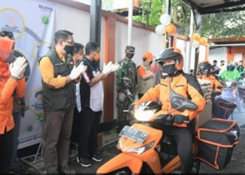 Emil Lepas Petugas Pos & Ojol Pengantar Bantuan Sembako Bagi Warga Terdampak Covid-19 di Sumedang