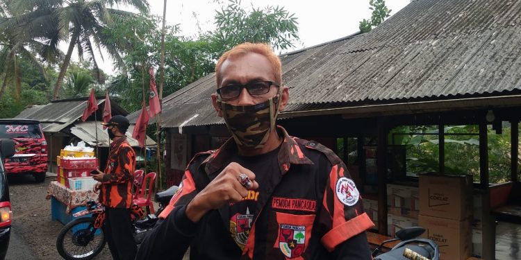 Pemuda Pancasila PAC Salopa Bagikan Ta’jil dan Masker