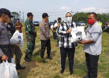 Bupati Karawang Serahkan Symbolis Bansos Dampak Pandemi Covid-19
