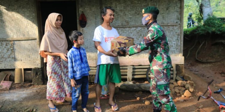 Baksos Berikan Paket Sembako, Tim Brigif Raider 13 Galuh Telusuri Pelosok Gunakan Trail Adventure