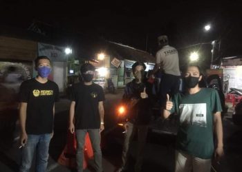 Gandeng Tagana, Karangtaruna Cikalang Tawang Kota Tasikmalaya Semprotkan Disinfektan