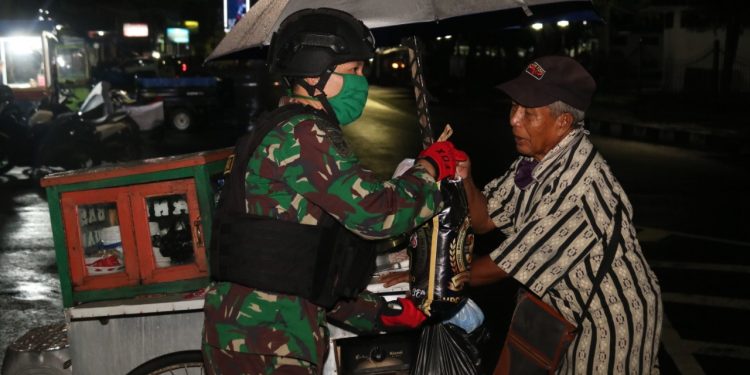 BRIGIF 13/GALUH MEMANTAU POS PSBB KOTA TASIKMALAYA SEKALIGUS GELAR BAKSOS