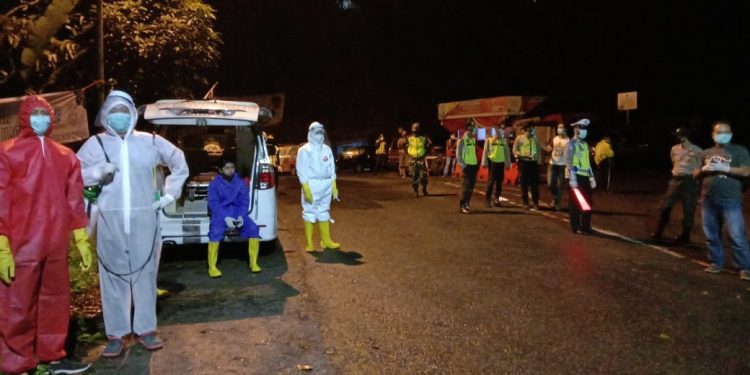 Petugas Gabungan Operasi Ketupat Lodaya Tapal Kuda Salawu Tasikmalaya Berhasil Evakuasi ODP Menuju RSUD SMC