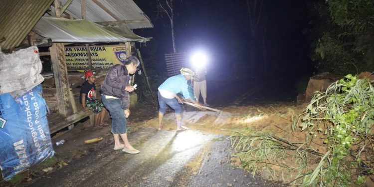 Tanah Longsor Ganggu Akses Jalan Utara Cigunung Ancrit Sodonghilir Tasikmalaya
