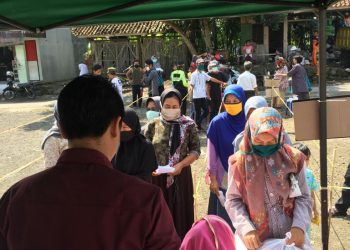 Karang Taruna Bina Usaha Cisaro RW 006 Desa Cipakat Singaparna Bagikan Sembako Plus Masker