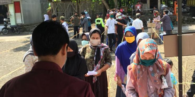 Karang Taruna Bina Usaha Cisaro RW 006 Desa Cipakat Singaparna Bagikan Sembako Plus Masker