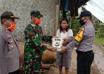 Polsek-Koramil Cineam Bersinergis Bagikan 200 Paket Sembako Secara Door to Door