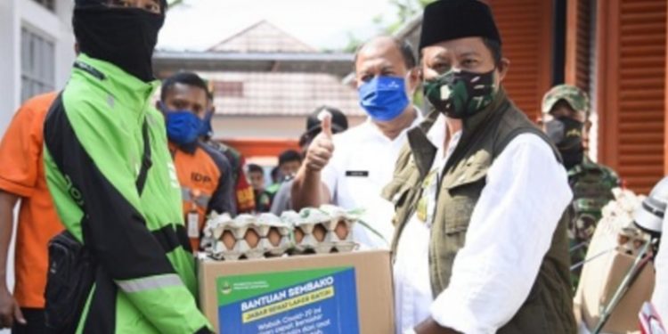Wagub Uu Salurkan Bansos Provinsi Jabar di Kota Banjar