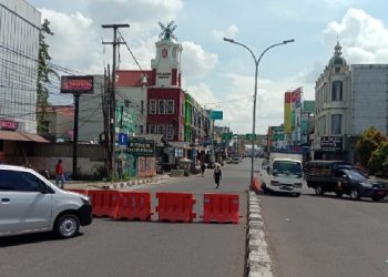 Hari Pertama PSBB Karawang, Pedagang Pasar Baru Sesalkan Penutupan Jalan Tuparev