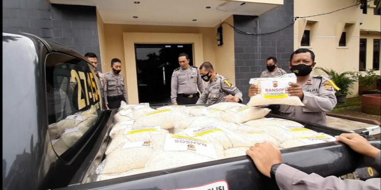 Sukseskan PSBB Jabar, Polres Tasikmalaya Bagikan 10 Ton Beras