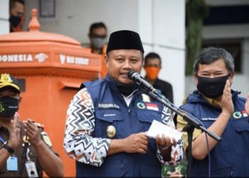 Uu Lepas Bansos Jabar Dampak Covid-19 di Garut