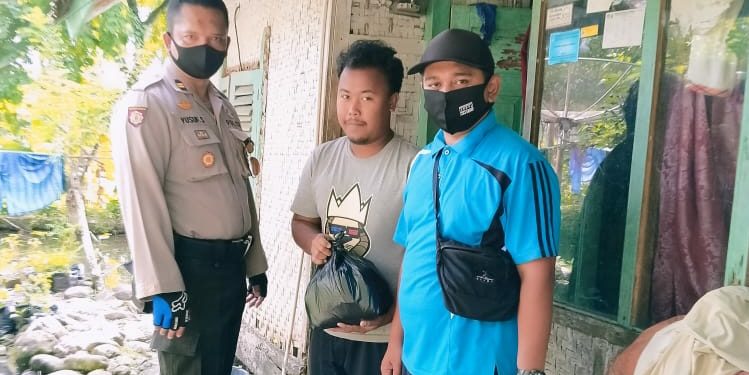 Polsek Karangjaya Bagikan 50 Paket Sembako Kepada Warga Kurang Mampu