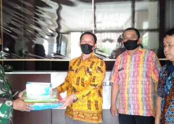 Koramil 1210/Cineam Serahkan Bantuan APD Bagi Petugas Perekaman e-KTP Kecamatan Cineam