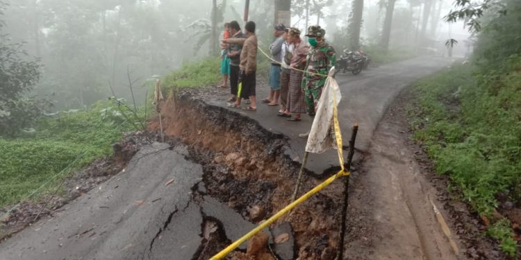 Akibat Cuaca Ekstrim Jalan Sodonghilir Amblas