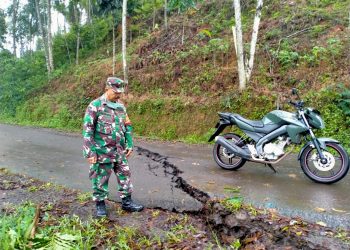 Badan Jalan Retak di Sodonghilir Tasikmalaya Akibat Curah Hujan Tinggi