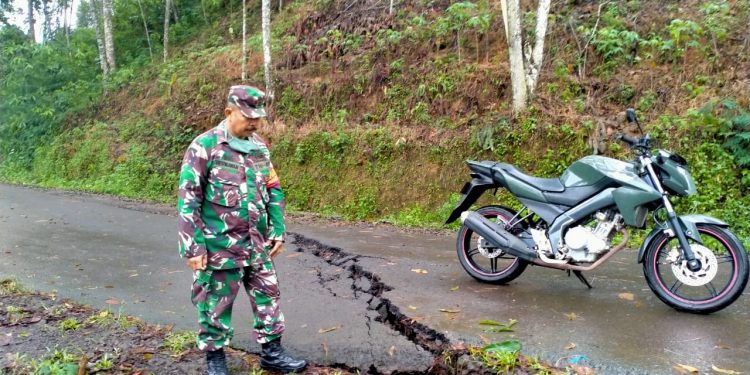 Badan Jalan Retak di Sodonghilir Tasikmalaya Akibat Curah Hujan Tinggi