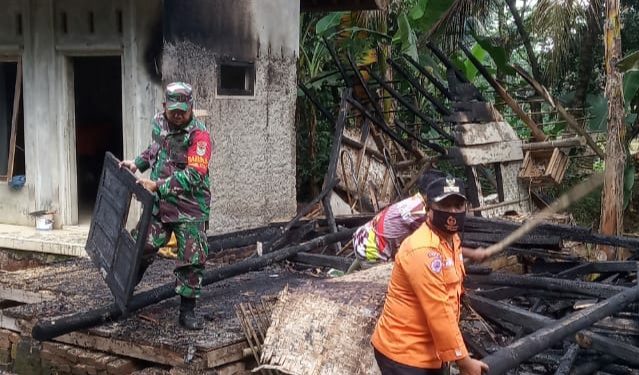 Diduga Akibat korsleting Listrik, Rumah Utis Terbakar